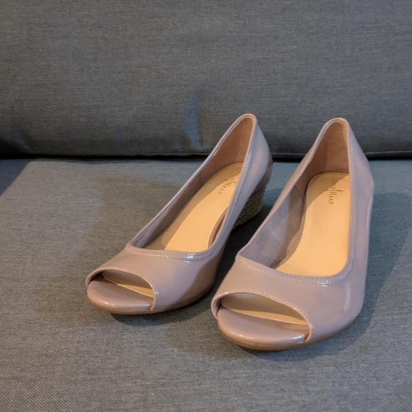 Tan Peep-Toe Heels with Classic Silhouette - Picture 3 of 9